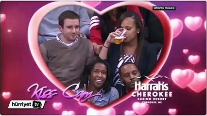 Erkek arkadaşını öpmek isteyince...