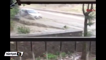 Sel suları bir aracı böyle sürükledi