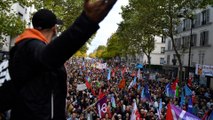 Paris : des milliers de personnes à la marche contre la vie chère, des vitrines vandalisées