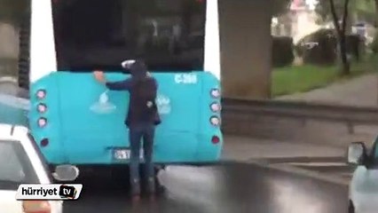 Patenli gencin yoğun trafikteki tehlikeli yolculuğu kamerada