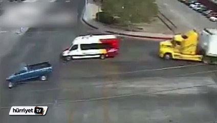 Yük treni TIR’ı ezdi geçti