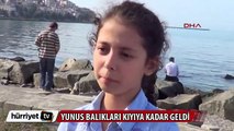 Yunusların kıyıya kadar geldiğini gören telefonuna sarıldı