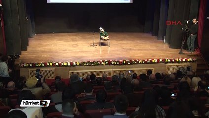 Kendini destana kaptırdı, sahneden böyle indirildi