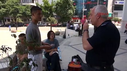 Valilik önünde İncil dağıtan Japonları polis uzaklaştırdı