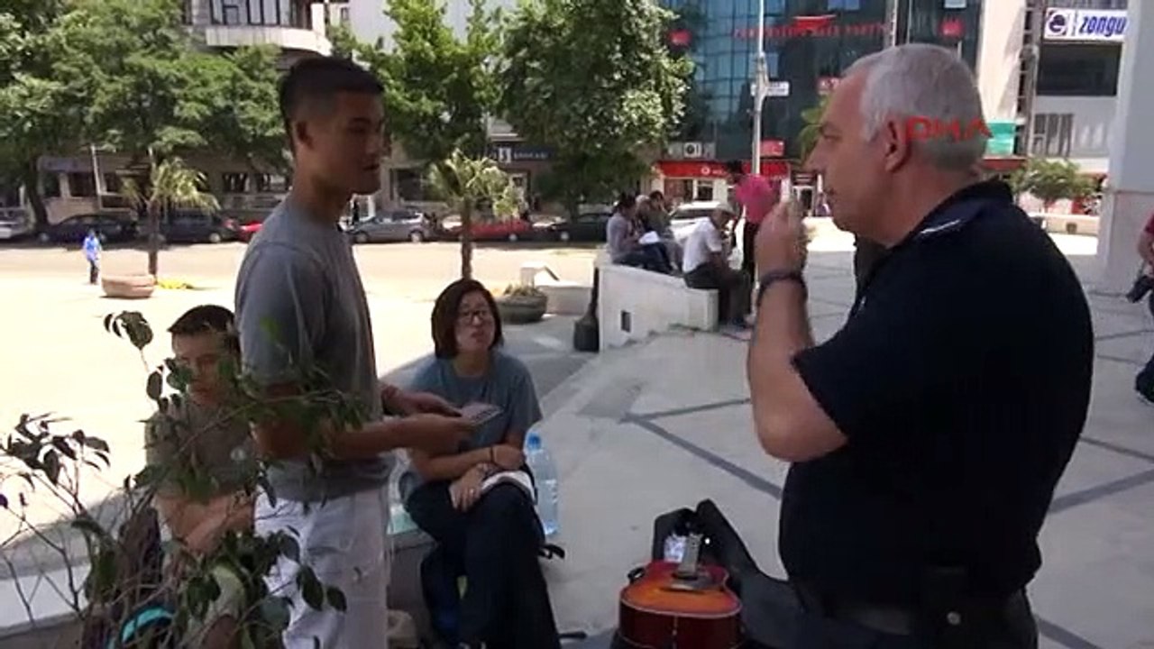 Valilik önünde İncil dağıtan Japonları polis uzaklaştırdı