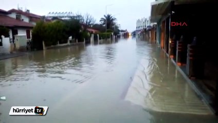 Çeşme'de şiddetli yağmur sele neden oldu