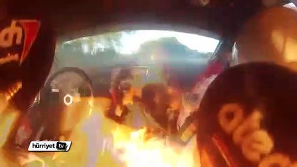 Yarış arabası yanınca pilotlar canını zor kurtardı