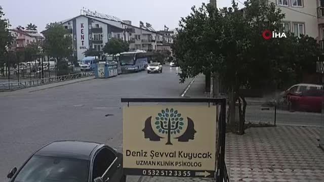 Otomobilin çarptığı motosikletli metrelerce havaya savruldu, o anlar kameraya böyle yansıdı