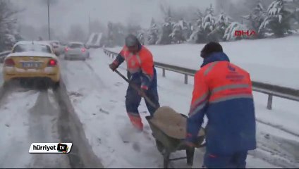 Скачать видео: Araçlar yolda kaldı, el arabasıyla tuz getirdiler