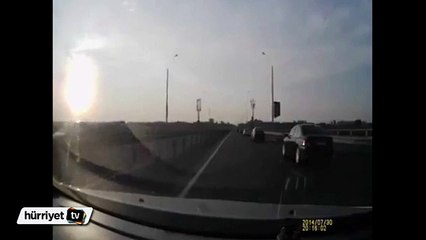 Otomobile arkadan vurdu takla atıp tavanına kondu