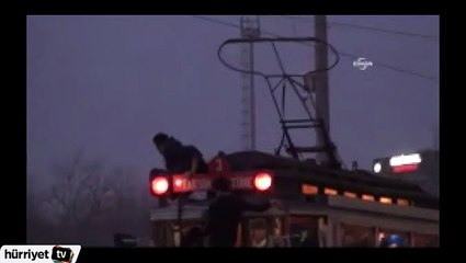 Tramvay üzerinde tehlikeli yolculuk