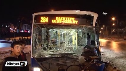 Buzlu yolda kayan belediye otobüsü kar küreme aracına çarptı