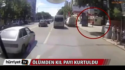Kaldırımda yürürken üzerine vinç devrildi