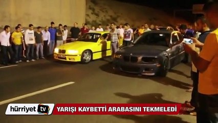 Yarışı kaybedince otomobilini durdurup tekmeledi