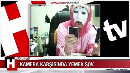 KOSTÜM GİYİP YEMEK YİYORLAR