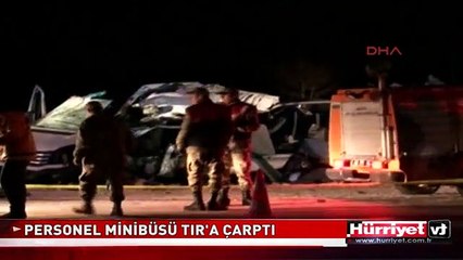 Download Video: ÖĞRETMEN VE SAĞLIK PERSONELİNİ TAŞIYAN MİNİBÜS TIR'A ÇARPTI: 6 ÖLÜ, 8 YARALI