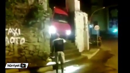 Merdivenlerden alkışlarla inen otomobil