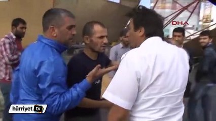 Merter'de tahta levhalar araçların üzerine uçtu