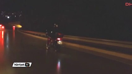 Trafikte ayakları havada giden motosikletli şaşırttı