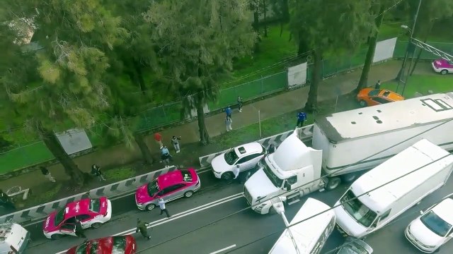 Un conductor de camión choca varios vehículos en el trancón (México)