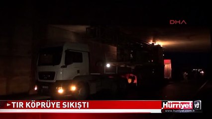 TIR KÖPRÜYE SIKIŞTI