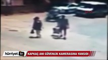 Turist kadına sokak ortasında kapkaç kamerada