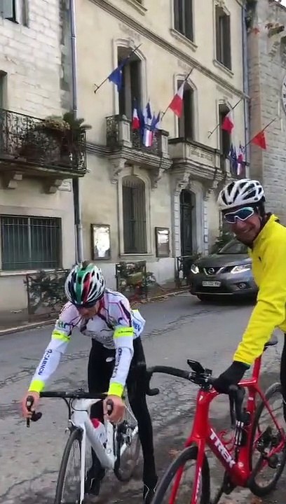 Le Groupe  1/2 arrivée pour pause café à Sommières (30)