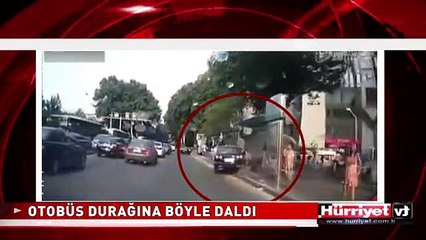 OTOMOBİL OTOBÜS DURAĞINA BÖYLE DALDI