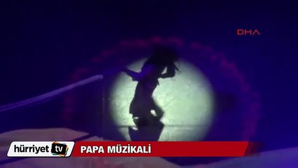 Ağca'nın silah sesleriyle başlayan Papa müzikali