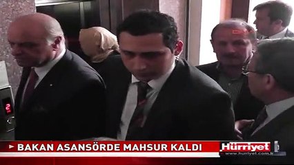 BAKAN ASANSÖRDE MAHSUR KALDI