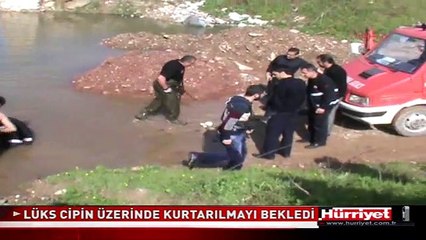 DEREDE MAHSUR KALAN LÜKS CİPİN ÜZERİNDE KURTARILMAYI BEKLEDİ