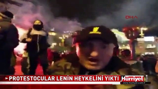 GÖSTERİCİLER LENİN HEYKELİNİ YIKTI