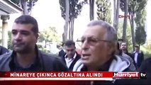 MİNAREYE ÇIKTI, BAYRAK AÇIP PROTESTO ETTİ