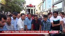 TAKSİM TRAMVAY YOLUNDA MISIR'DAKİ OLAYLARI PROTESTO İÇİN KENDİNİ MOTOSİKLETİNE BAĞLADI