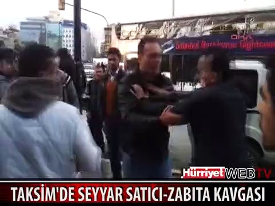 TAKSİM'DE SEYYAR SATICI-ZABITA KAVGASI
