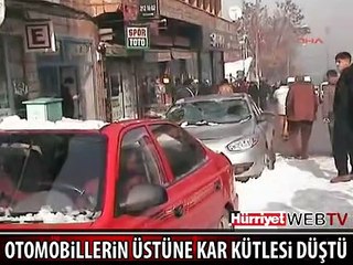 KAR KÜTLESİ OTOMOBİLLERİN ÜSTÜNE DÜŞTÜ