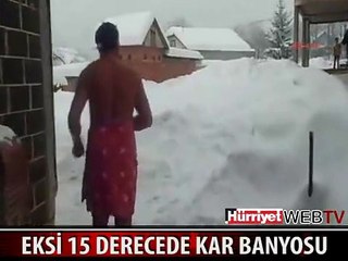 EKSİ 15 DERECEDE KAR BANYOSU YAPTI