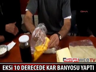 KARS'TA EKSİ 10 DERECEDE KAR BANYOSU