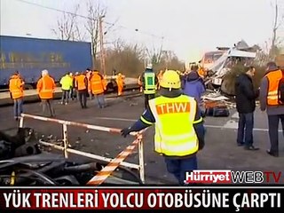 2 YÜK TRENİ YOLCU OTOBÜSÜNE ÇARPTI