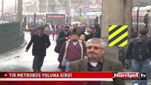 TIR METROBÜS YOLUNA GİRDİ