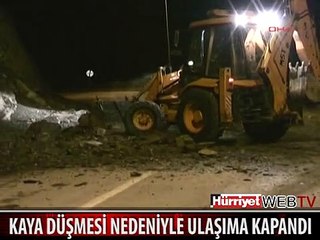 HAKKARİ-VAN KARAYOLU KAYA DÜŞMESİ NEDENİYLE ULAŞIMA KAPANDI