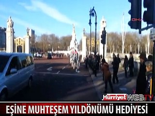 TÜRK İŞADAMI VE EŞİNİ İNGİLTERE KRALI VE KRALİÇESİ SANDILAR