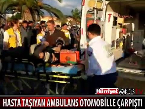 HASTA TAŞIYAN AMBULANS OTOMOBİLLE ÇARPIŞTI: 2 YARALI