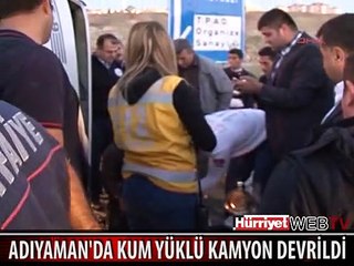 ADIYAMAN'DA KUM YÜKLÜ KAMYON DEVRİLDİ