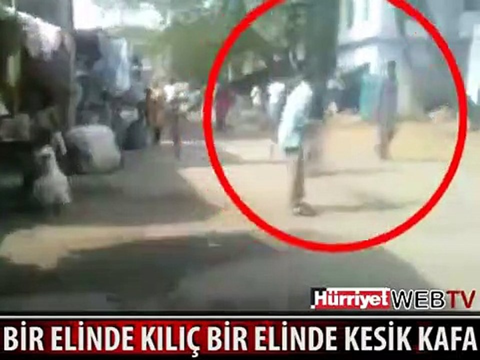 BİR ELİNDE KILIÇ BİR ELİNDE KESİK KAFA İLE KARAKOLA GİTTİ
