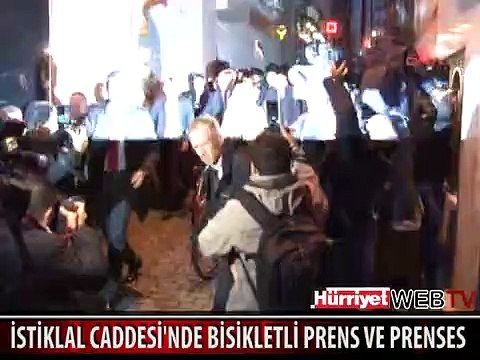 İSTİKLAL CADDESİ'NDE BİSİKLETLİ PRENS VE PRENSES