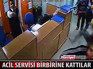 ÖLMEDİ DİYEREK ACİL SERVİSİ BİRBİRİNE KATTILAR