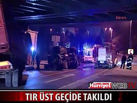 TIR DORSESİ ÜST GEÇİDE TAKILDI