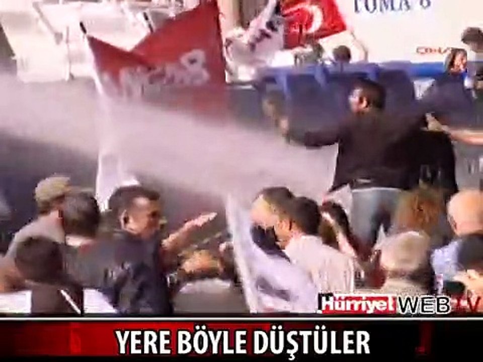 POLİS TAZYİKLİ SU SIKINCA YERE BÖYLE DÜŞTÜLER