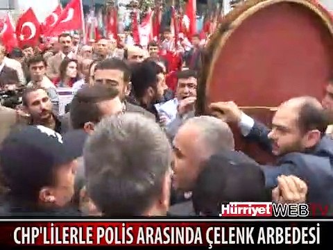BAHÇELİEVLER'DE CHP'LİLERLE POLİS ARASINDA ÇELENK ARBEDESİ